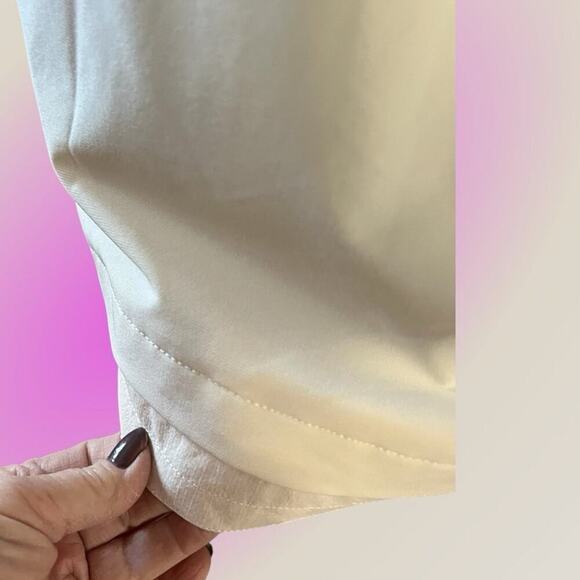 Adidas women’s running vest size M. Cream/ivory color. Full front zip. - Picture 5 of 12